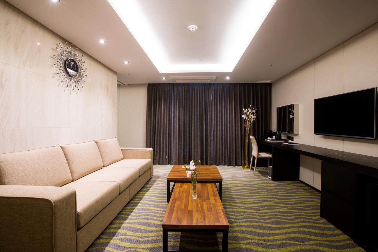 Gloucester Hotel Чечжу Екстер'єр фото