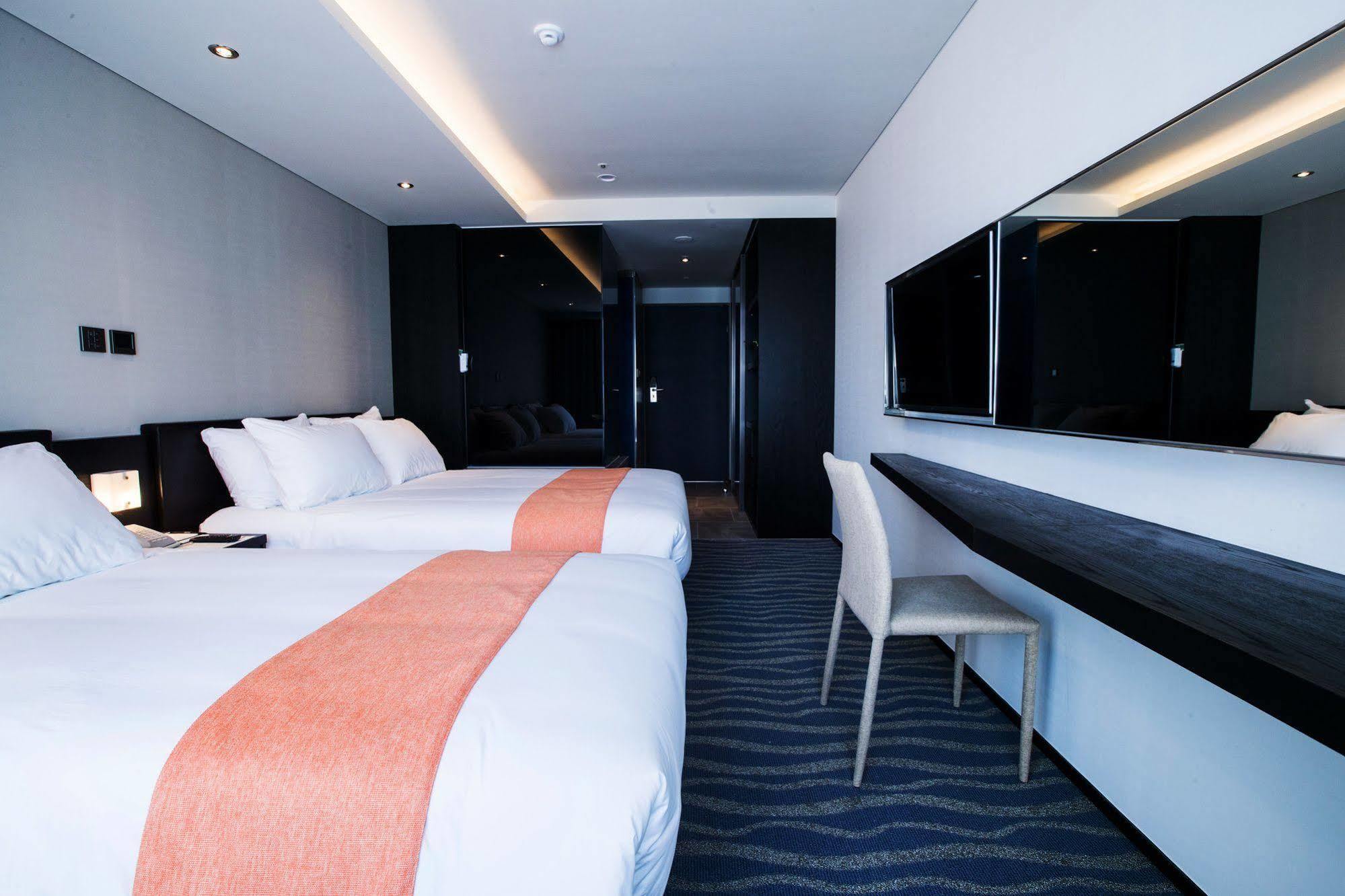 Gloucester Hotel Чечжу Екстер'єр фото